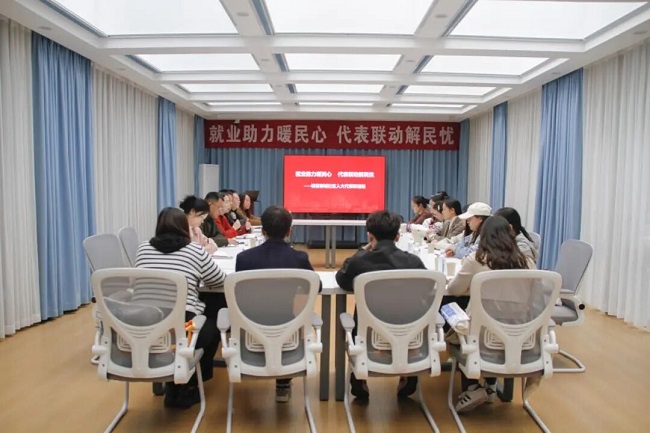 深入一线听民意！成都市人大代表龚晓鸥在火车南站街道开展就业指导专题分享活动 第4张